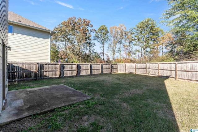 view of yard featuring a patio area