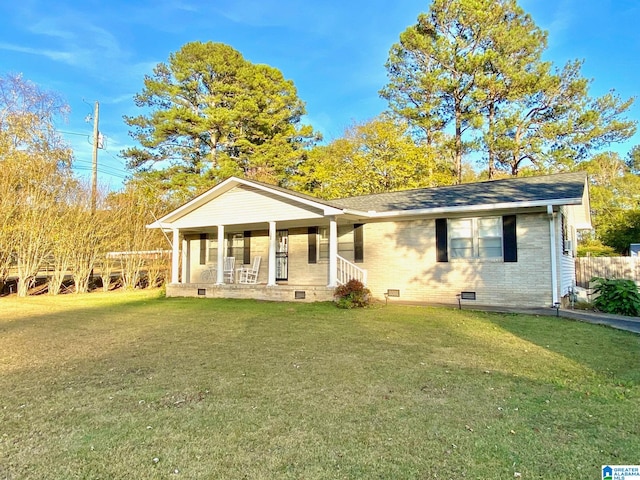 view of front of house with covered porch and a front lawn