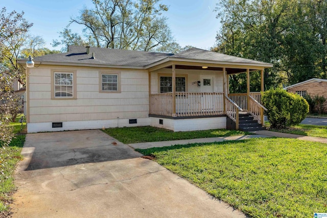 view of front facade featuring covered porch and a front lawn