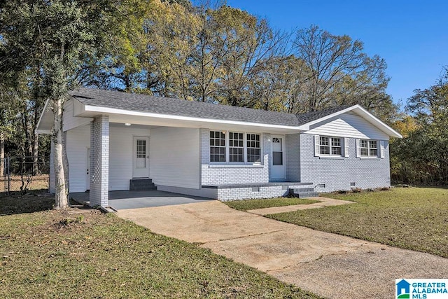 ranch-style home with a front yard