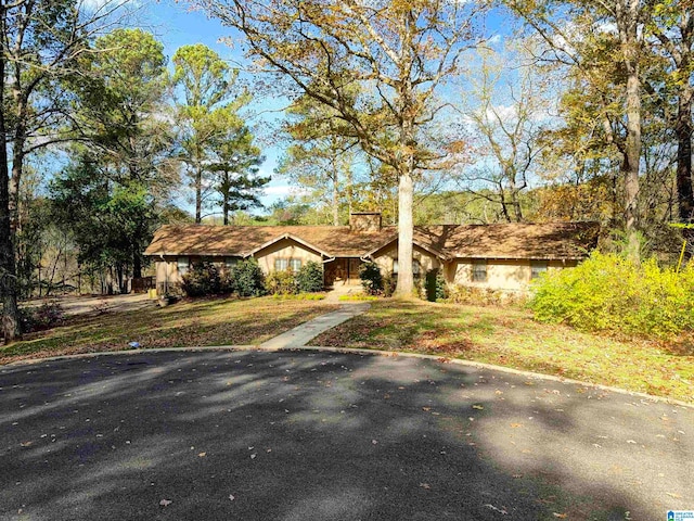 view of front of house with a front lawn