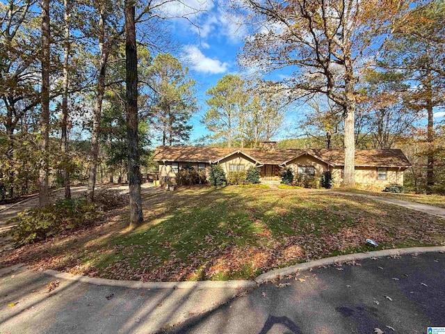 single story home with a front lawn