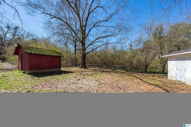 view of yard featuring a storage unit