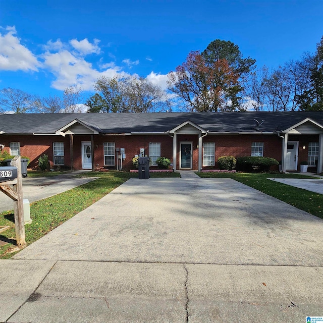 single story home with a front lawn