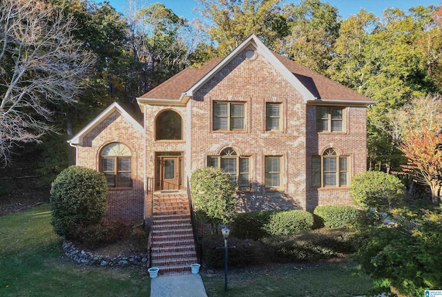 view of front of home featuring a front yard