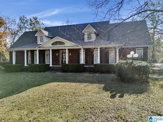 view of front of property featuring a front yard