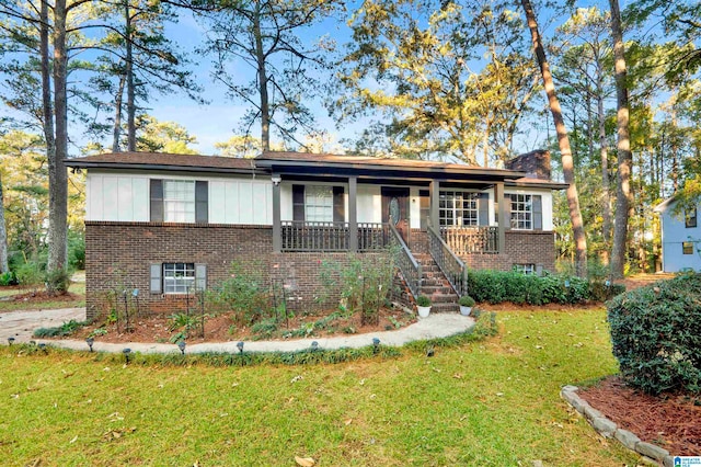 view of front facade featuring covered porch and a front lawn