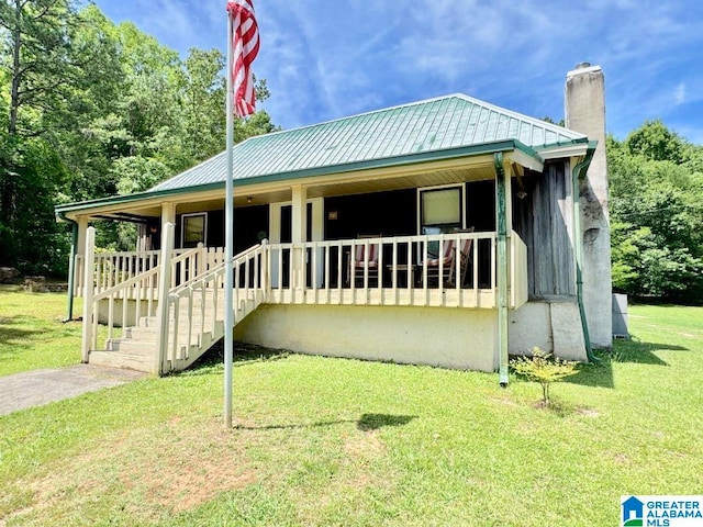 view of front of home with covered porch and a front yard