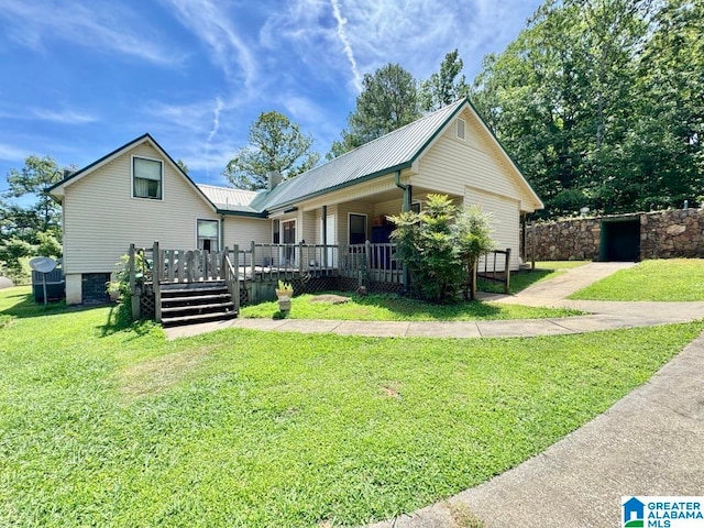 view of front facade featuring a front yard and covered porch