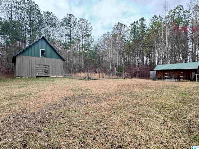 view of yard with an outbuilding