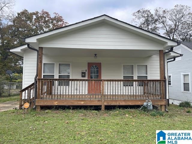 view of front facade featuring covered porch and a front lawn