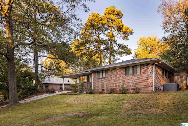 ranch-style home featuring a front lawn