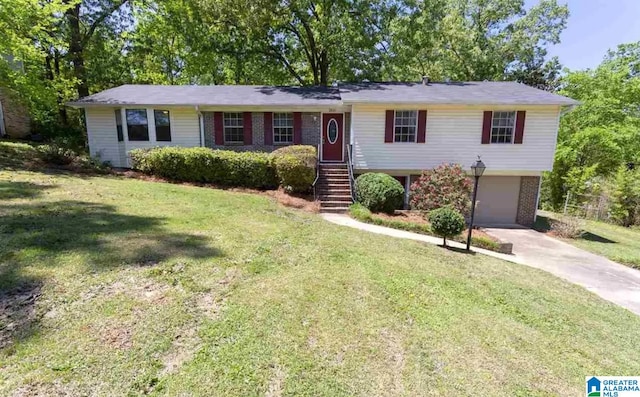 view of front of property featuring a front yard and a garage