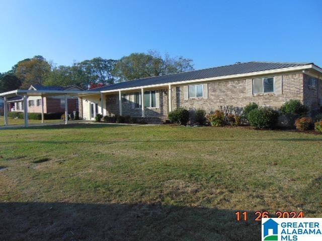 single story home with a front lawn