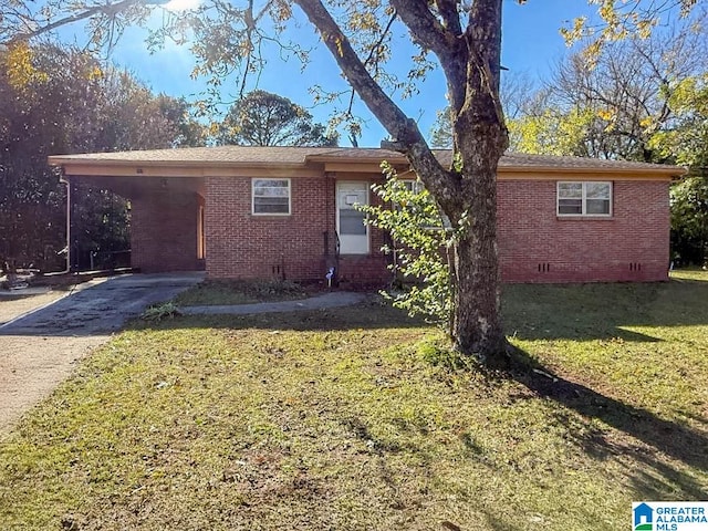 view of front of house with a carport and a front lawn