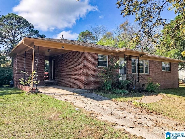 ranch-style home featuring a front lawn and a carport