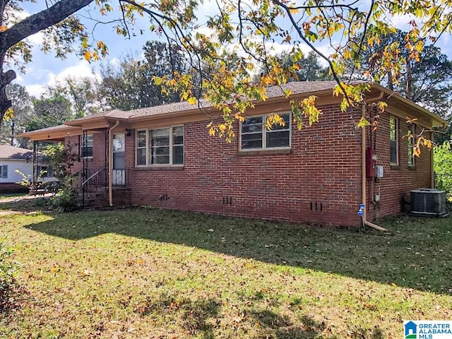 view of front of home featuring a front yard and cooling unit