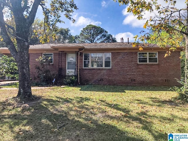 single story home featuring a front lawn