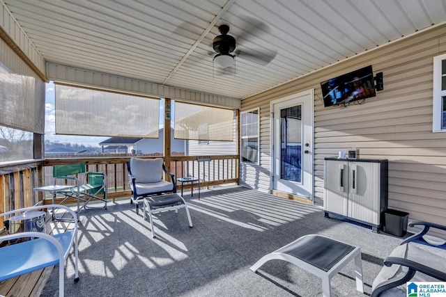 sunroom with ceiling fan