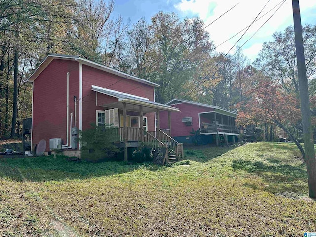 view of front of property with a front yard