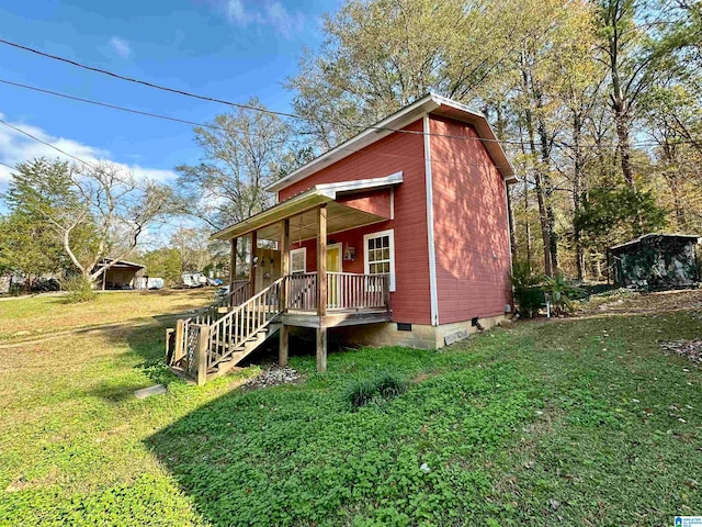 view of front of property featuring a porch and a front lawn