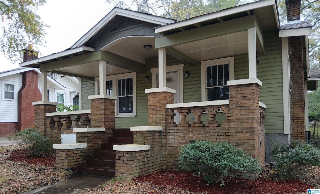 view of front of property featuring a porch