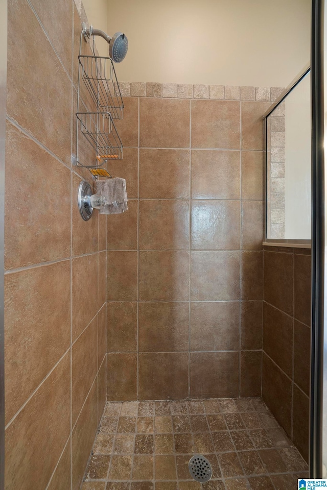 bathroom featuring tiled shower