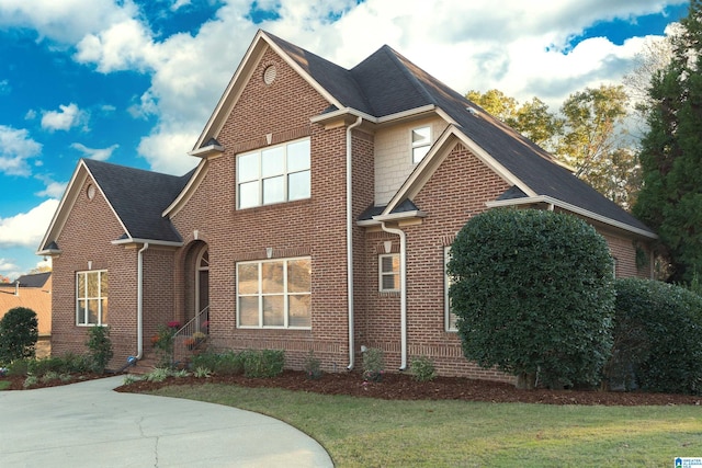 view of front of property featuring a front yard