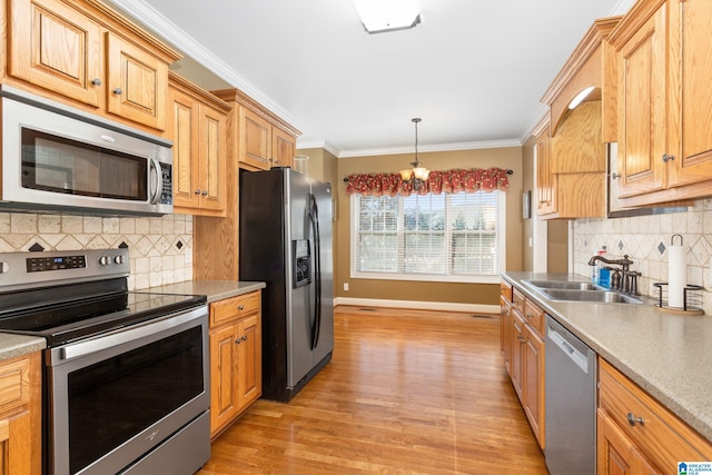 175 Smithfield Ln, Springville, AL 35146 - kitchen with appliances with stainless steel finishes, a sink, baseboards, crown molding, and light wood-style floors