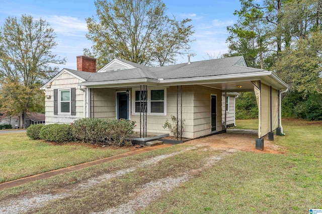 view of front of property featuring a front yard and a carport