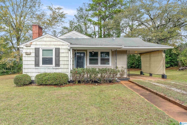 view of front of home featuring a front yard and a carport