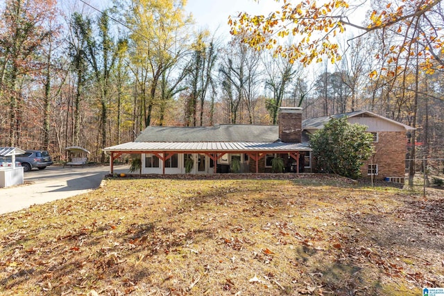 ranch-style house with a porch