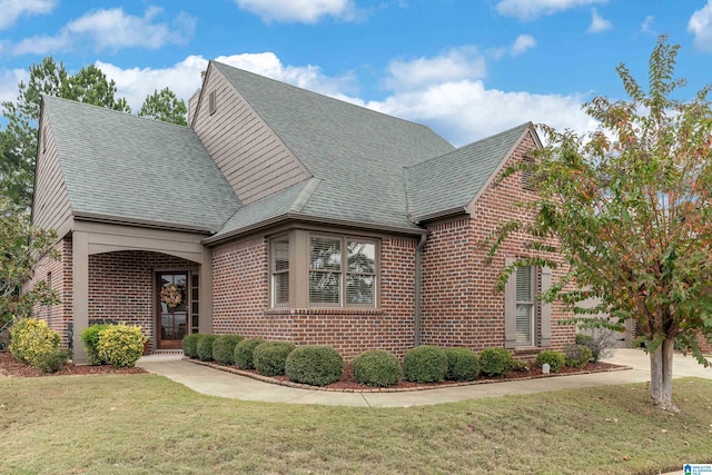 view of front of house with a front lawn