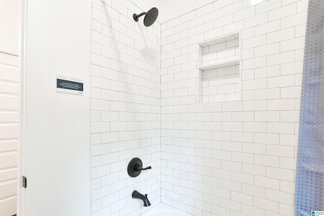 bathroom with tiled shower / bath combo