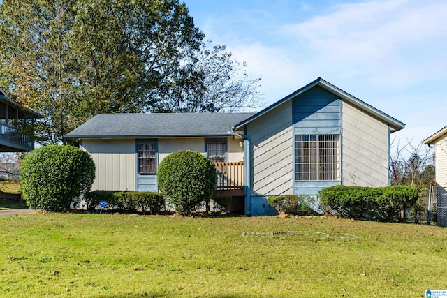 view of front facade featuring a front yard