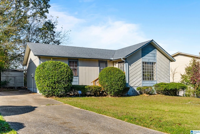 view of front of property featuring a front lawn