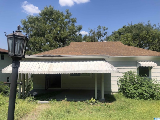 2724 20th Pl, Ensley, Birmingham, AL 35208 - rear view of property featuring a shingled roof