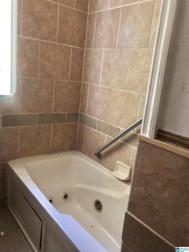 2724 20th Pl, Ensley, Birmingham, AL 35208 - full bath featuring a whirlpool tub