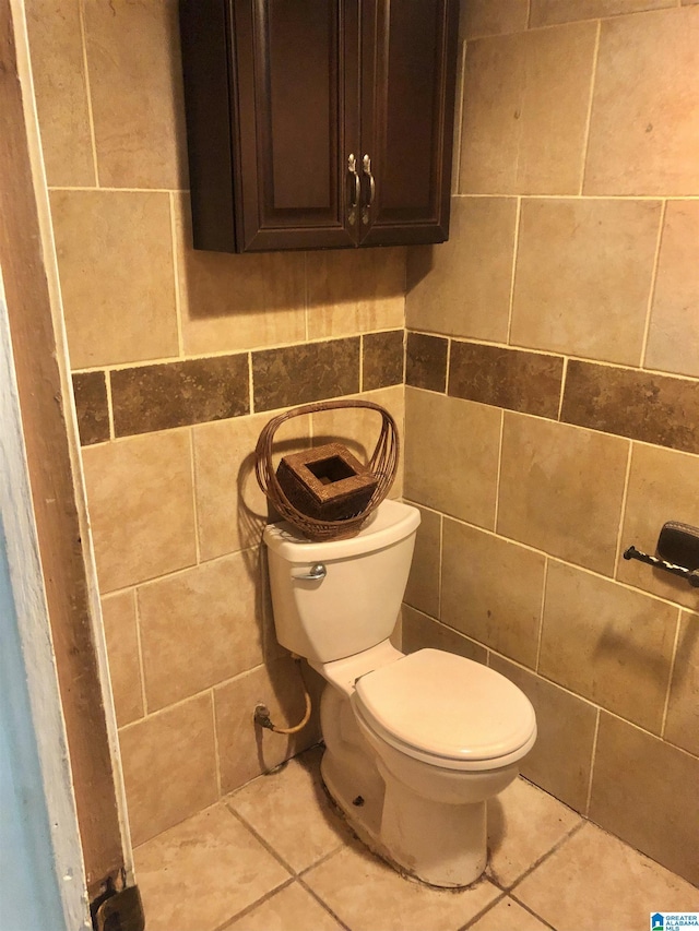 2724 20th Pl, Ensley, Birmingham, AL 35208 - half bath featuring toilet, tile walls, and tile patterned floors