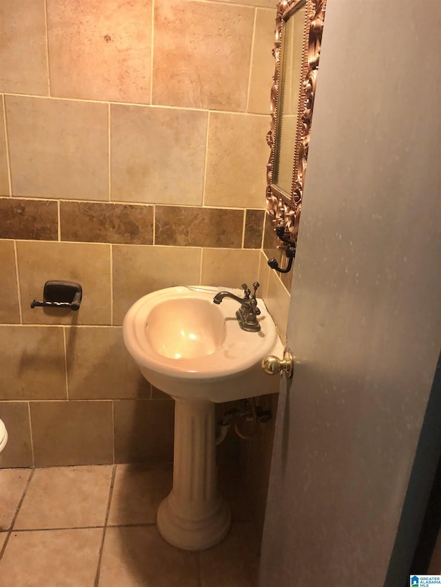 2724 20th Pl, Ensley, Birmingham, AL 35208 - bathroom featuring tile patterned flooring