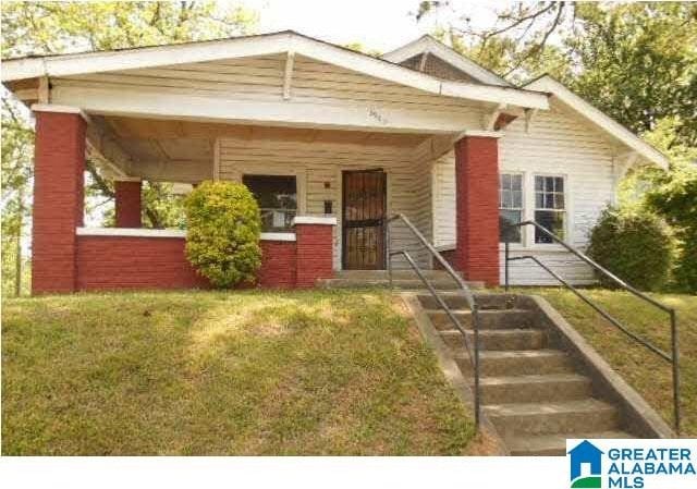 view of front of property with a front yard and covered porch