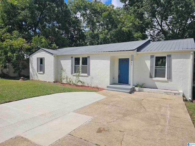 single story home featuring a front lawn