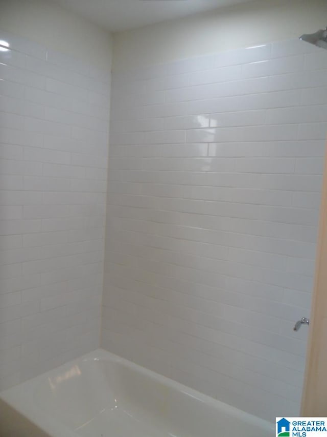 bathroom with tiled shower / bath combo