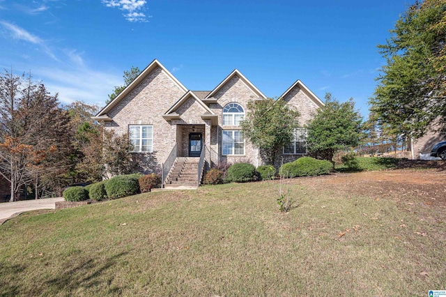 view of front of house featuring a front lawn