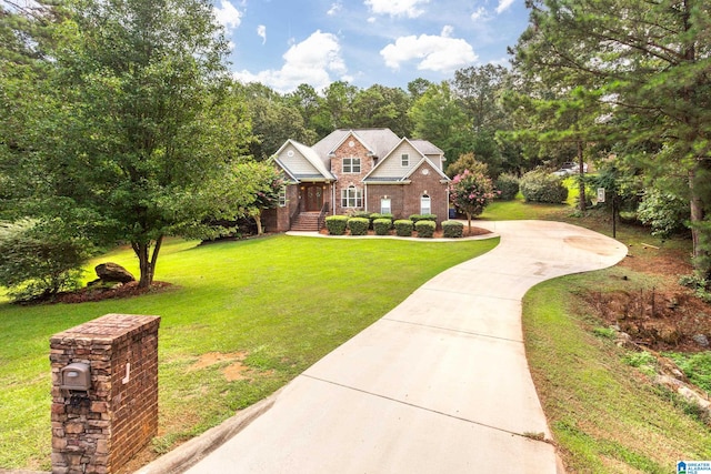 view of front facade featuring a front yard