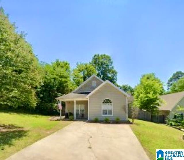 view of front of house with covered porch and a front lawn