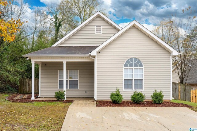 view of front facade featuring a front lawn