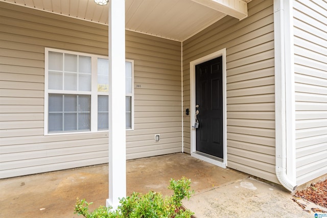 entrance to property featuring a patio