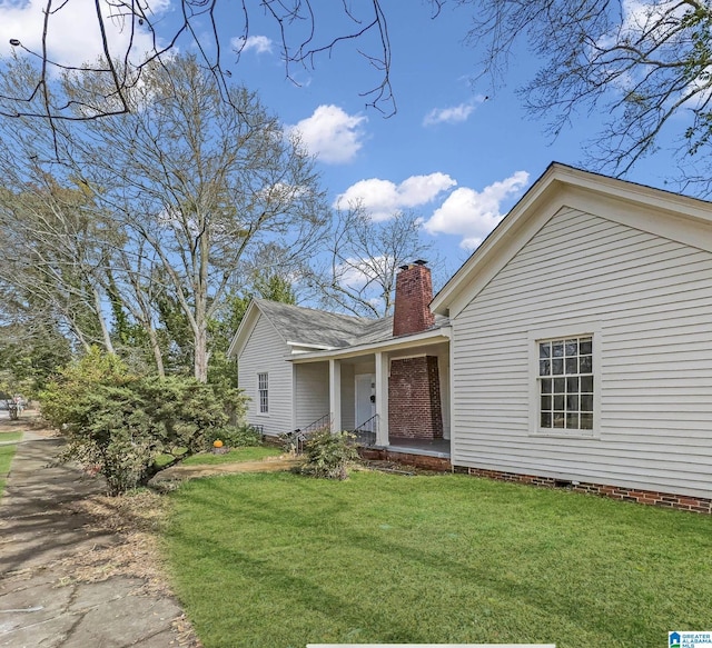 view of front of home with a front lawn