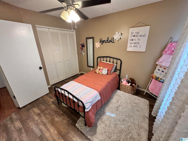 bedroom featuring a closet, ceiling fan, dark hardwood / wood-style flooring, and a textured ceiling